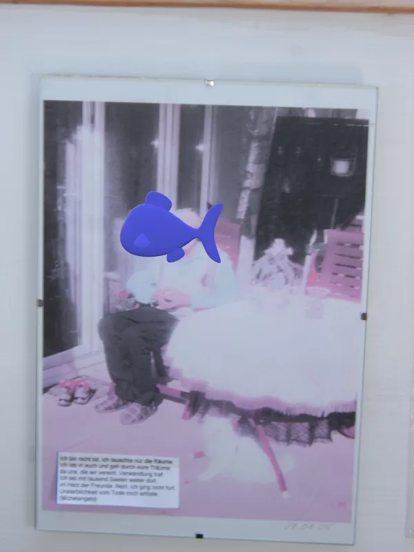 Engelerscheinung links neben der Person